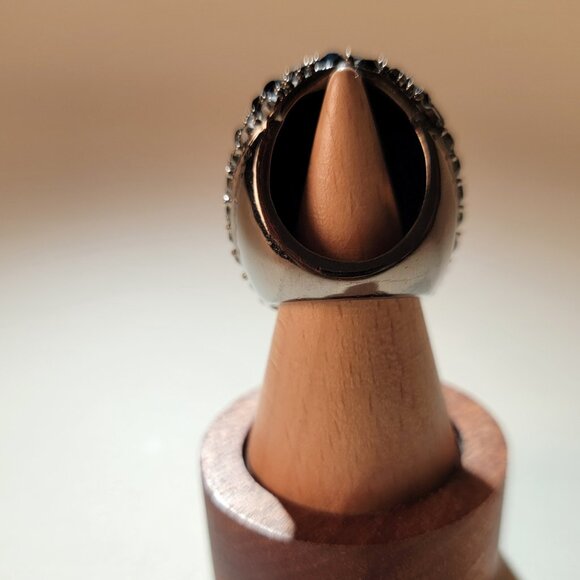 Black Glass Gem Ring with Rhinestones Size 7 Preowned Evening Jewelry - Picture 2 of 2